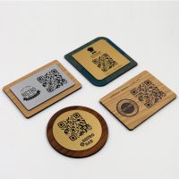 QR code menu en noyer et plaque laiton vue1