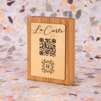 qr code totem carré en bois inox pour restaurant hôtel support chevalet plaque