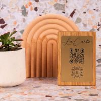 qr code totem carré en bois inox pour restaurant hôtel support chevalet plaque