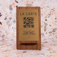 Présentoir noyer inox arrondi - Support QR Code en bois pour restaurant