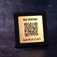 Présentoir incliné blanc aspect laiton rectangle - Support QR Code en plexiglass pour restaurant