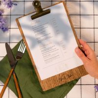 Planche et porte-menu en bois pour les restaurants, hôtels, et cafés