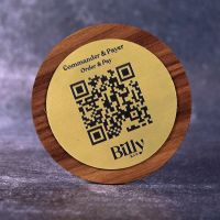 QR Code en noyer et plaque laiton pour restaurant