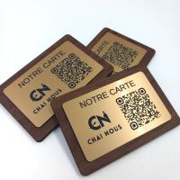 Plaque pour afficher le QR Code en noyer et plaque laiton