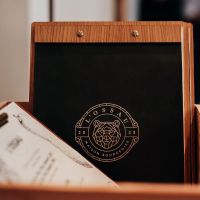 Porte-menu en bois pour restaurant avec barre en haut et couverture similicuir