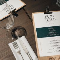 Planche en bois pour menu de restaurant avec pince