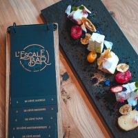 Porte-menu en bois de chêne avec anneaux en métal noir
