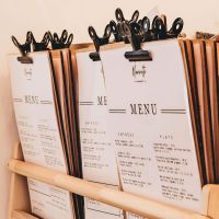 Planche et porte-menu en bois pour les restaurants, hôtels, et cafés