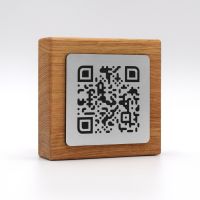 qr code totem carré en bois inox pour restaurant hôtel support chevalet plaque