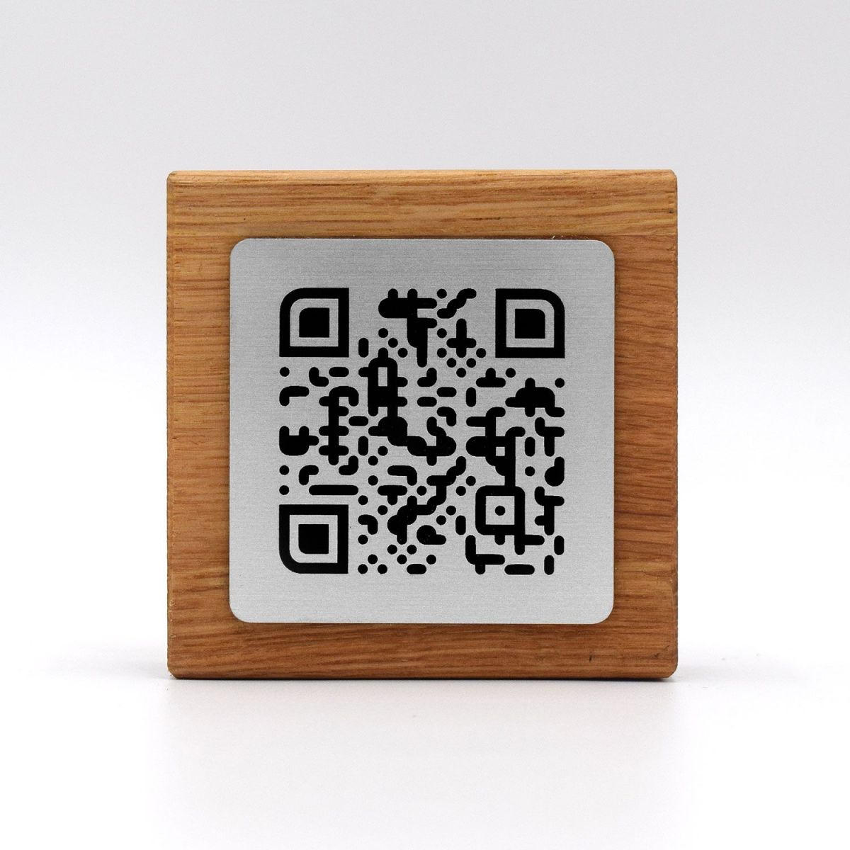 qr code totem carré en bois inox pour restaurant hôtel support chevalet plaque
