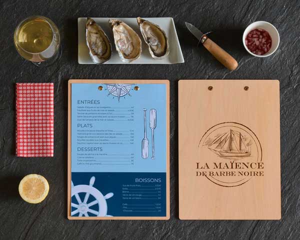 Planche en bois, porte-menu avec gravure sur bois. Inspiration restaurant Bord de mer
