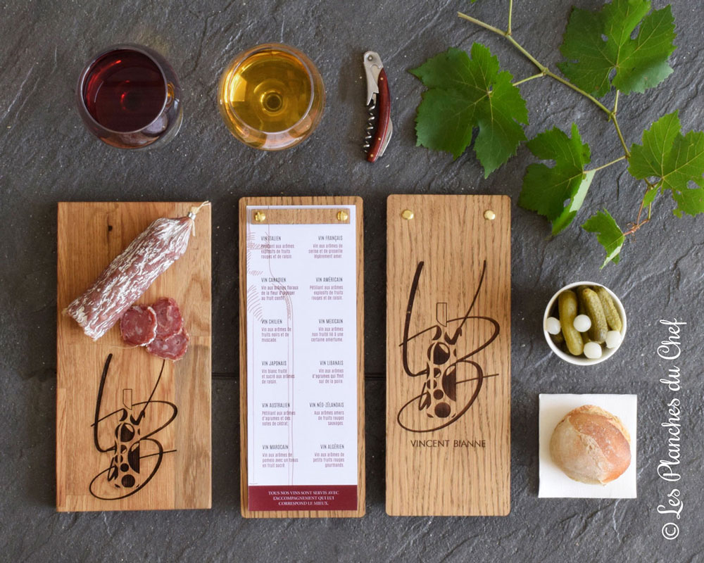 Porte-menu et planche en bois pour restaurant. Univers du Bar à vin : Inspiration et conseils.