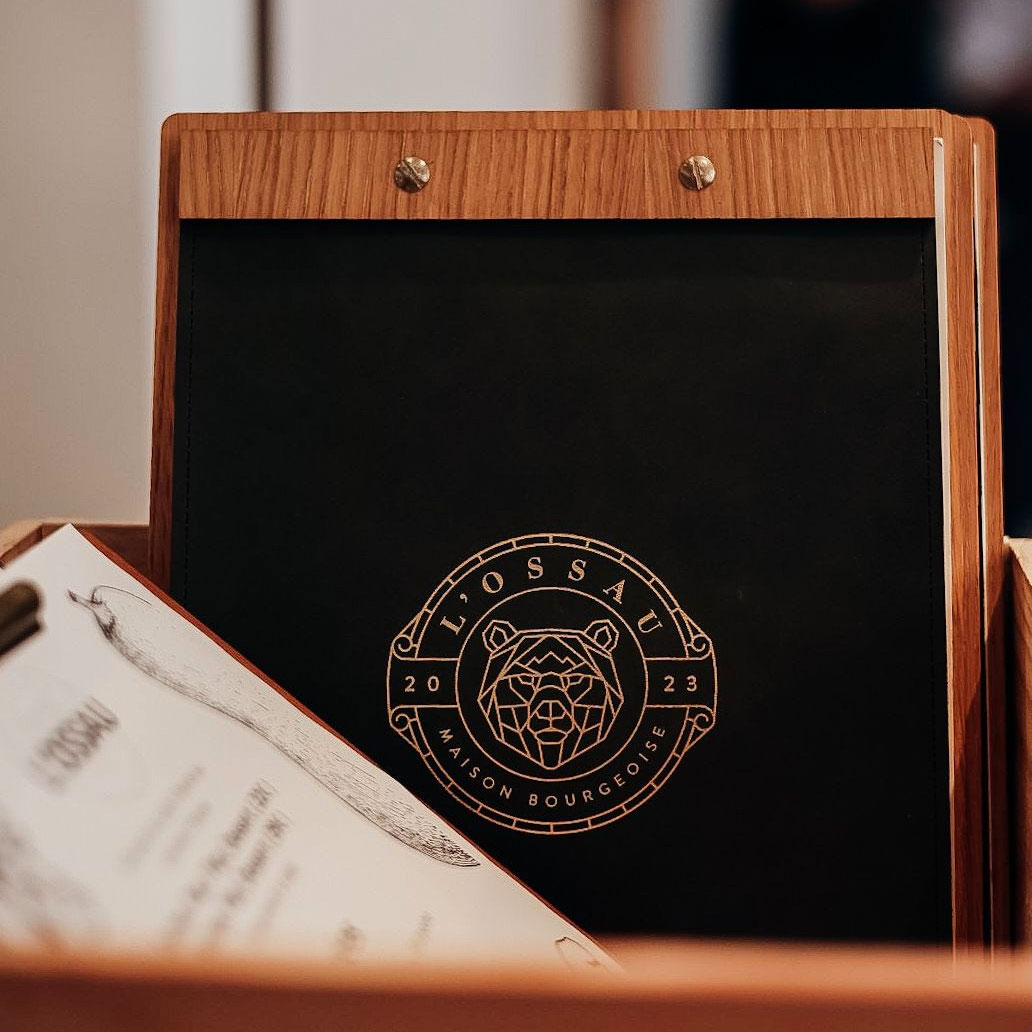 Porte-menu avec vis et barre en bois et logo dorure &agrave; chaud