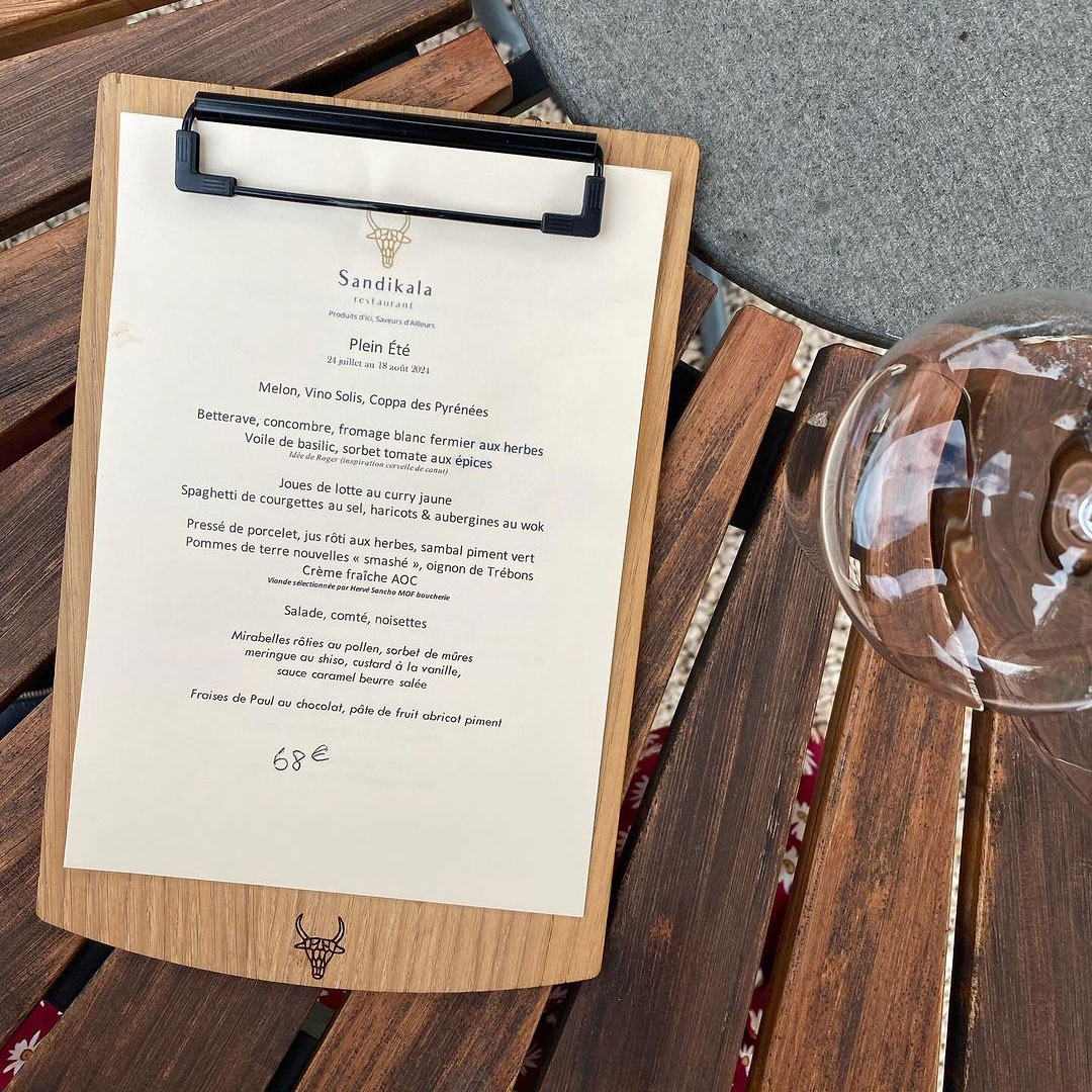 Porte-menu en bois avec gravure laser du logo