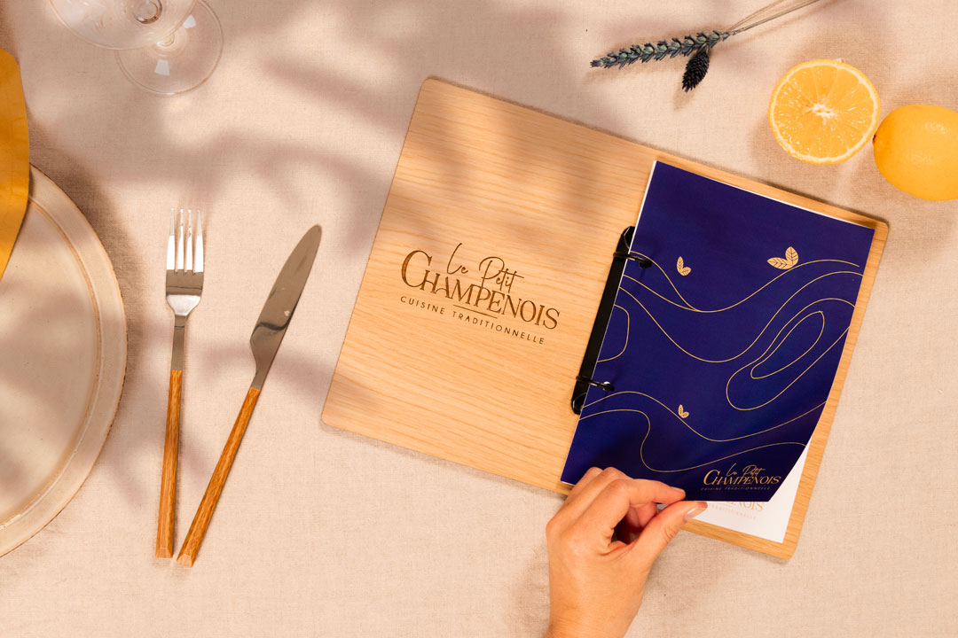 Porte-menu &eacute;l&eacute;gant en bois pour restaurant gastronomique
