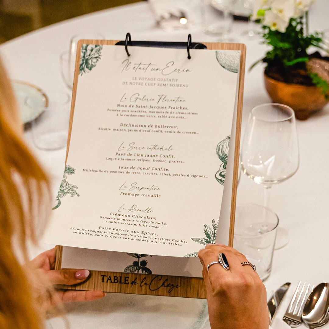 Prot&egrave;ge-menu en bois avec anneaux