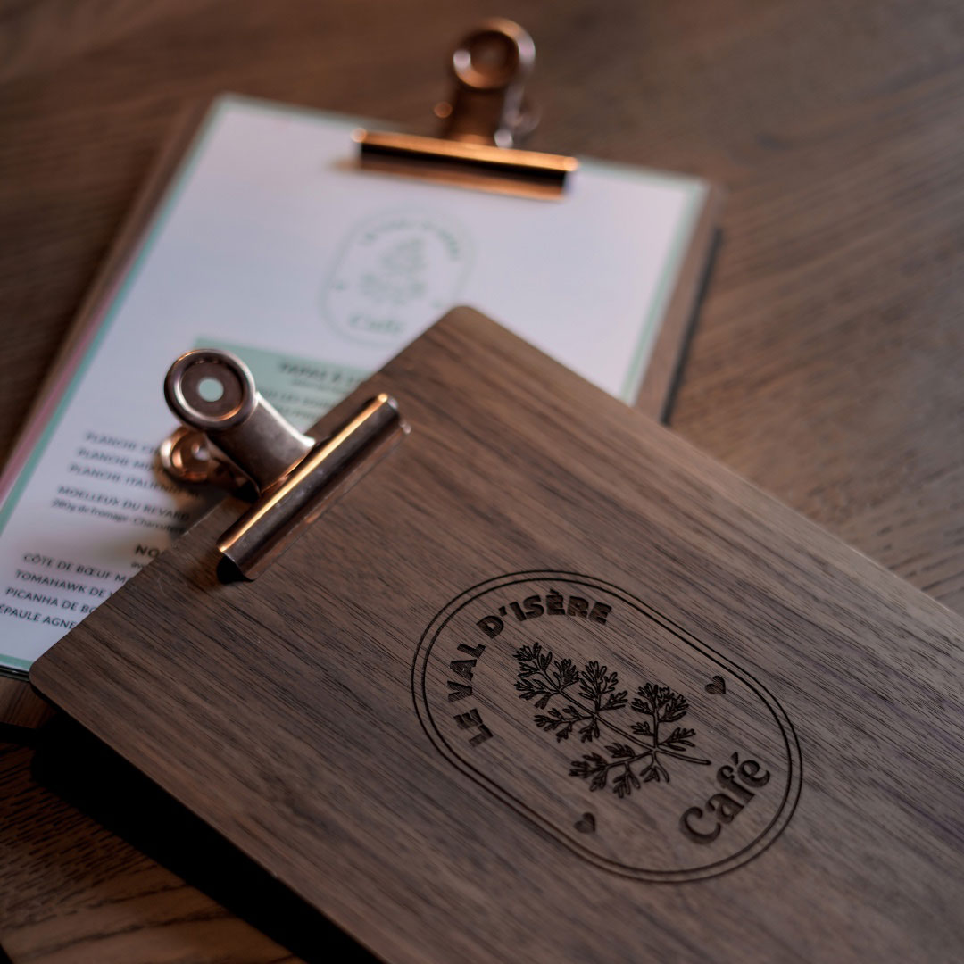 Porte-menu en noyer pour h&ocirc;tel avec pince en bronze