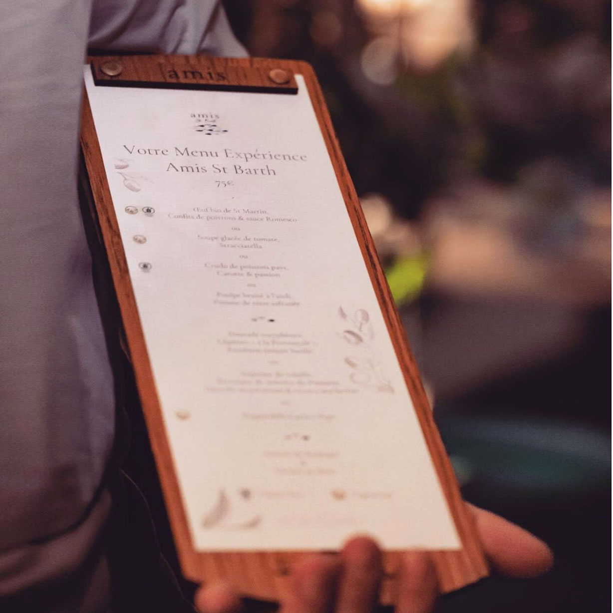 Porte-menu en bois de ch&ecirc;ne fonc&eacute; avec vis